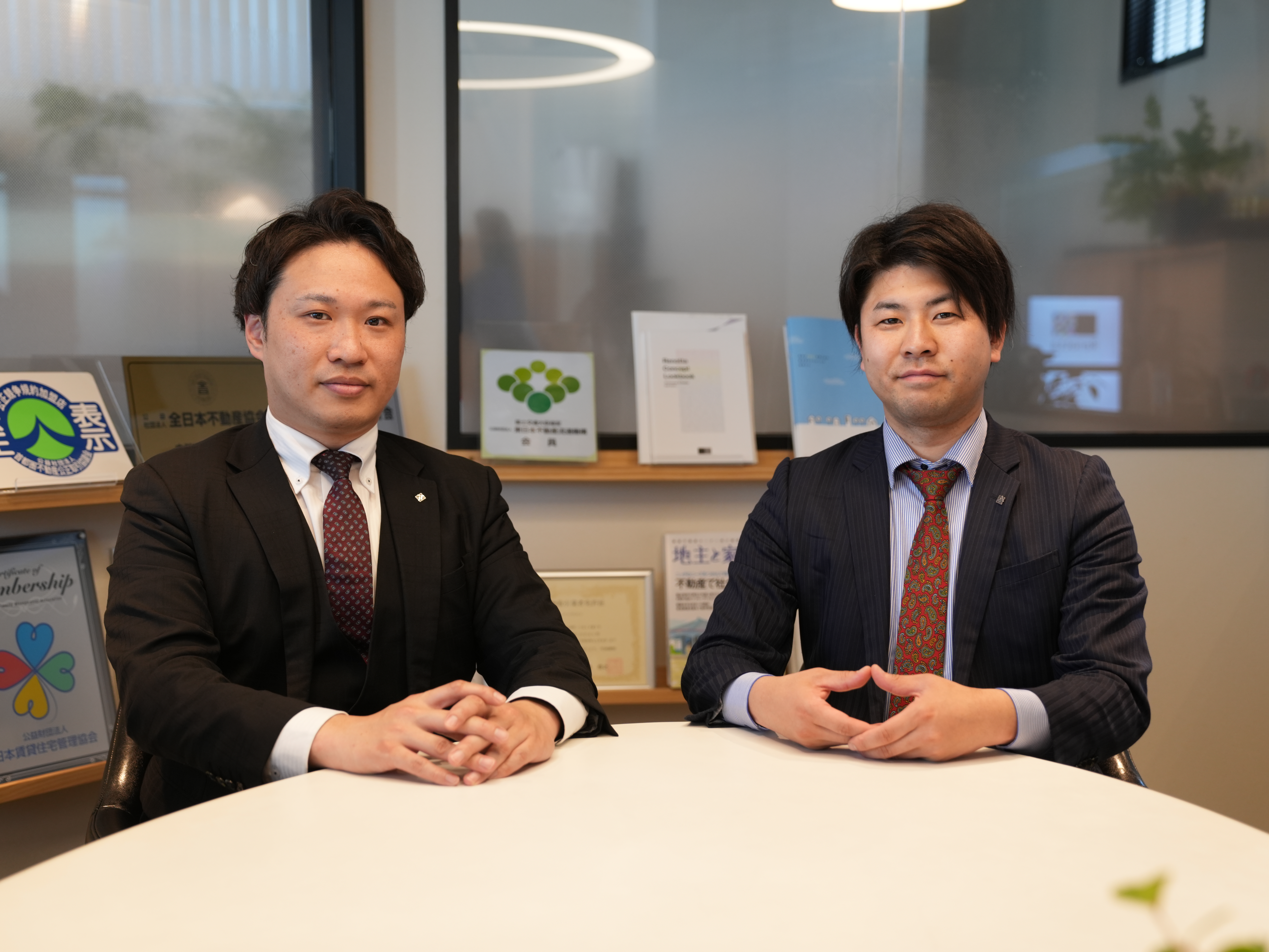 スーツを着ている男性2人