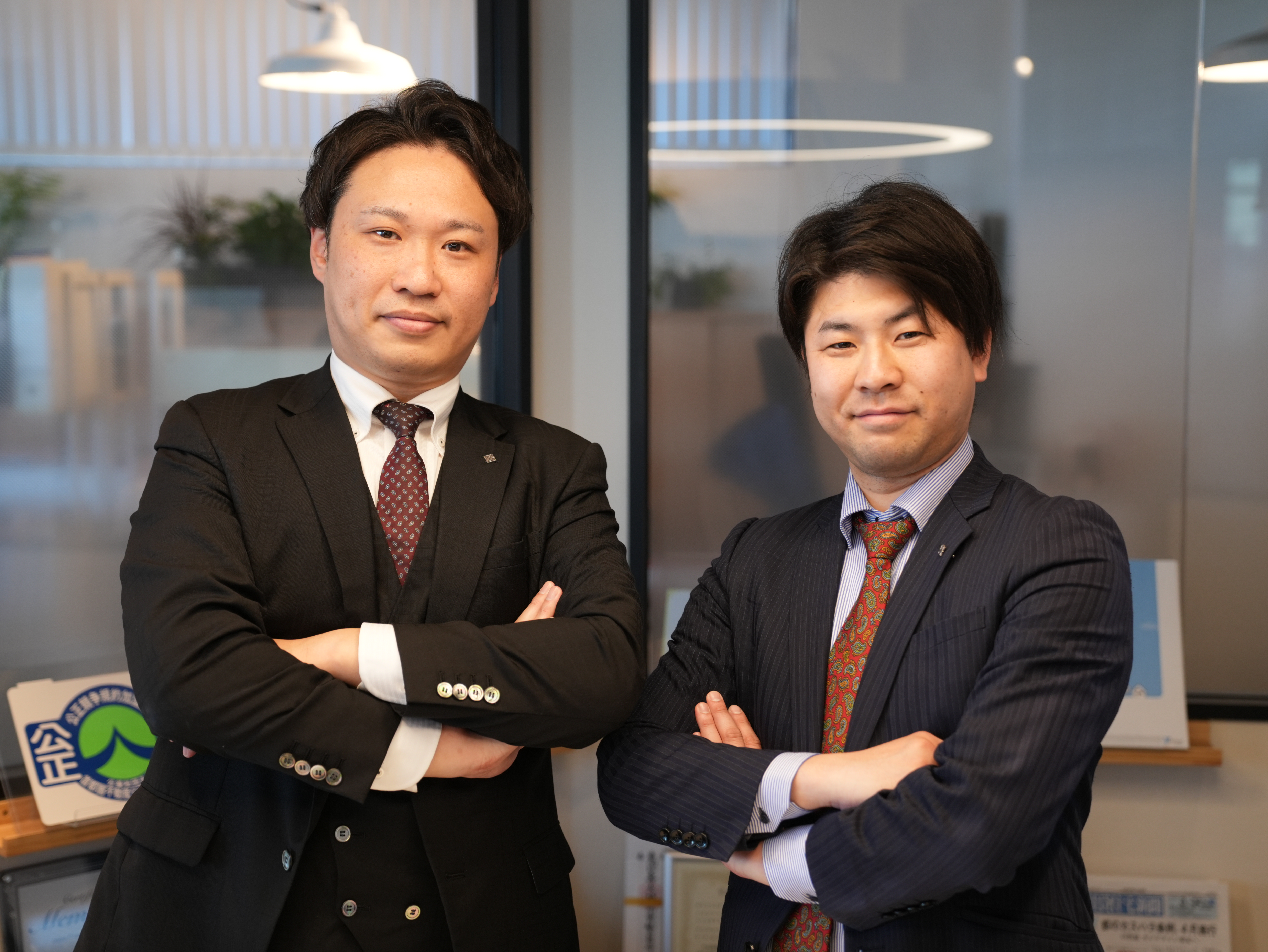 スーツを着ている男性2人