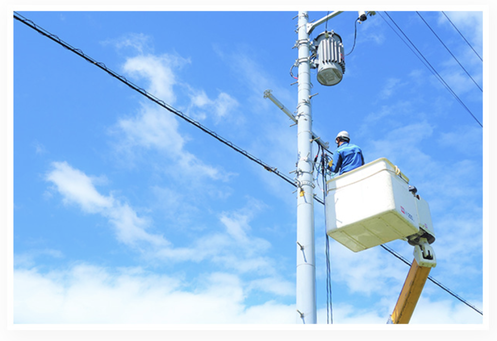 電線の設置施工の様子